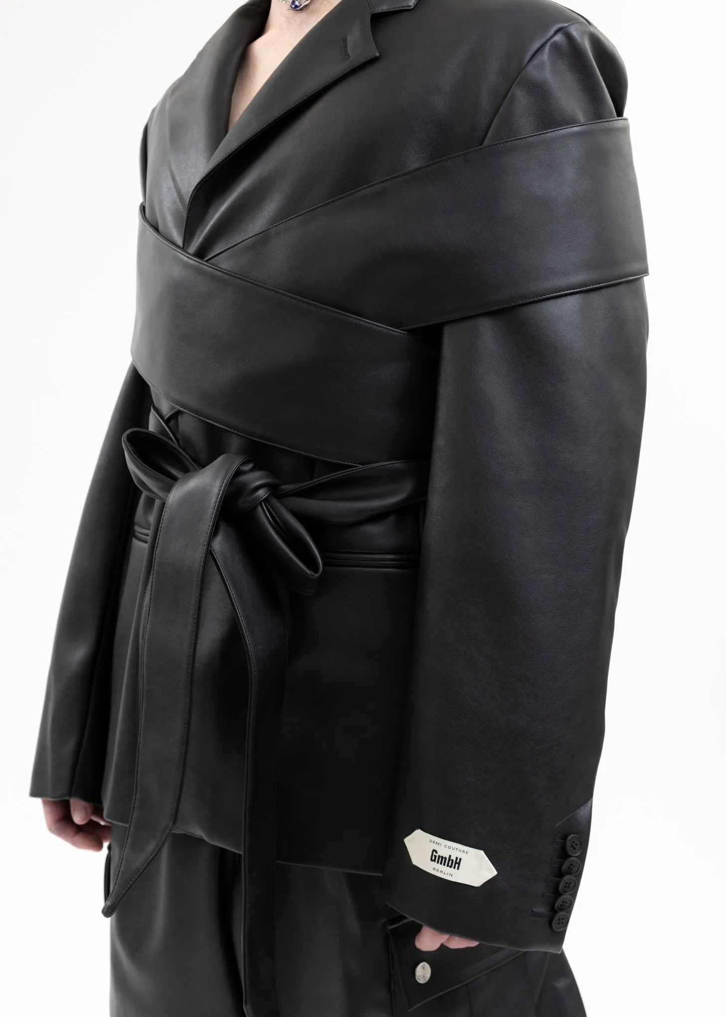 BLACK SOFT TAILORING WITH STOLE