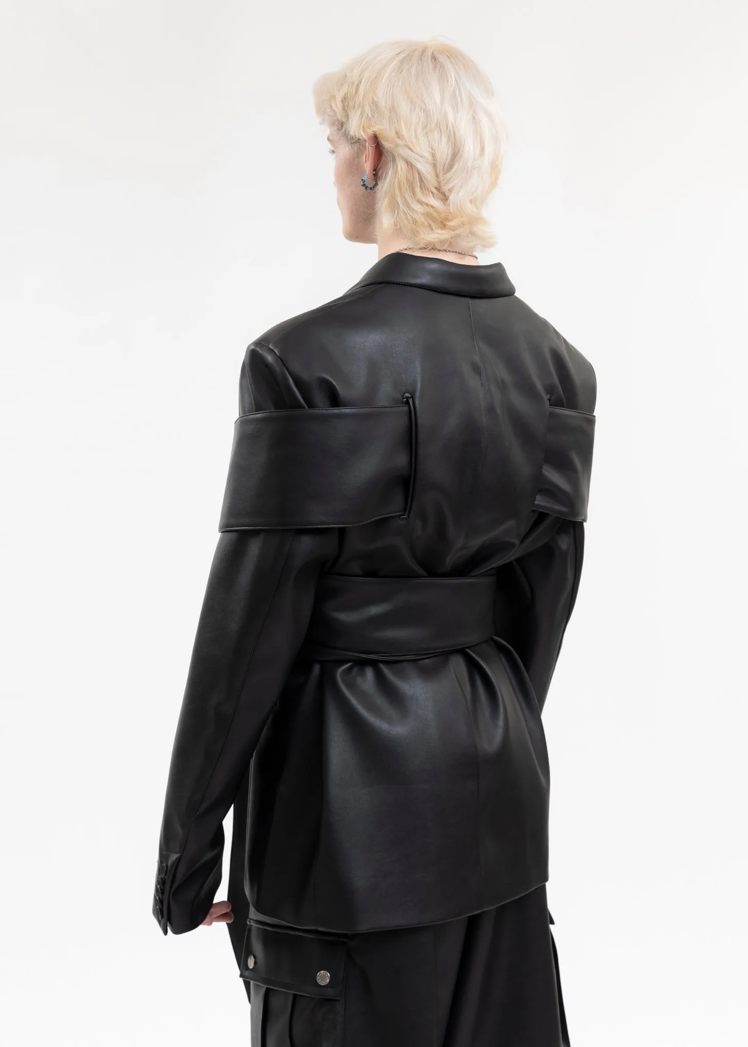 BLACK SOFT TAILORING WITH STOLE