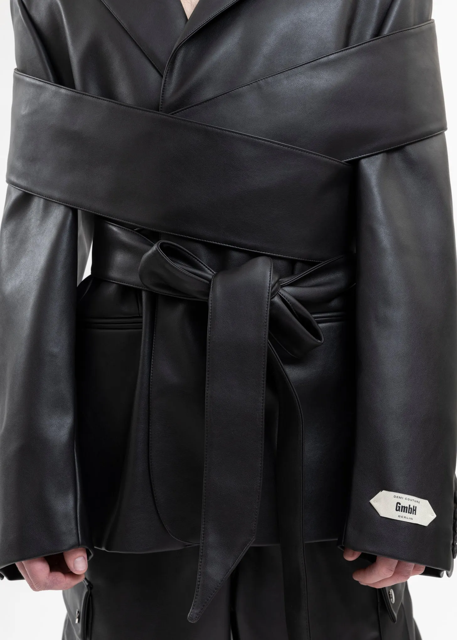 BLACK SOFT TAILORING WITH STOLE